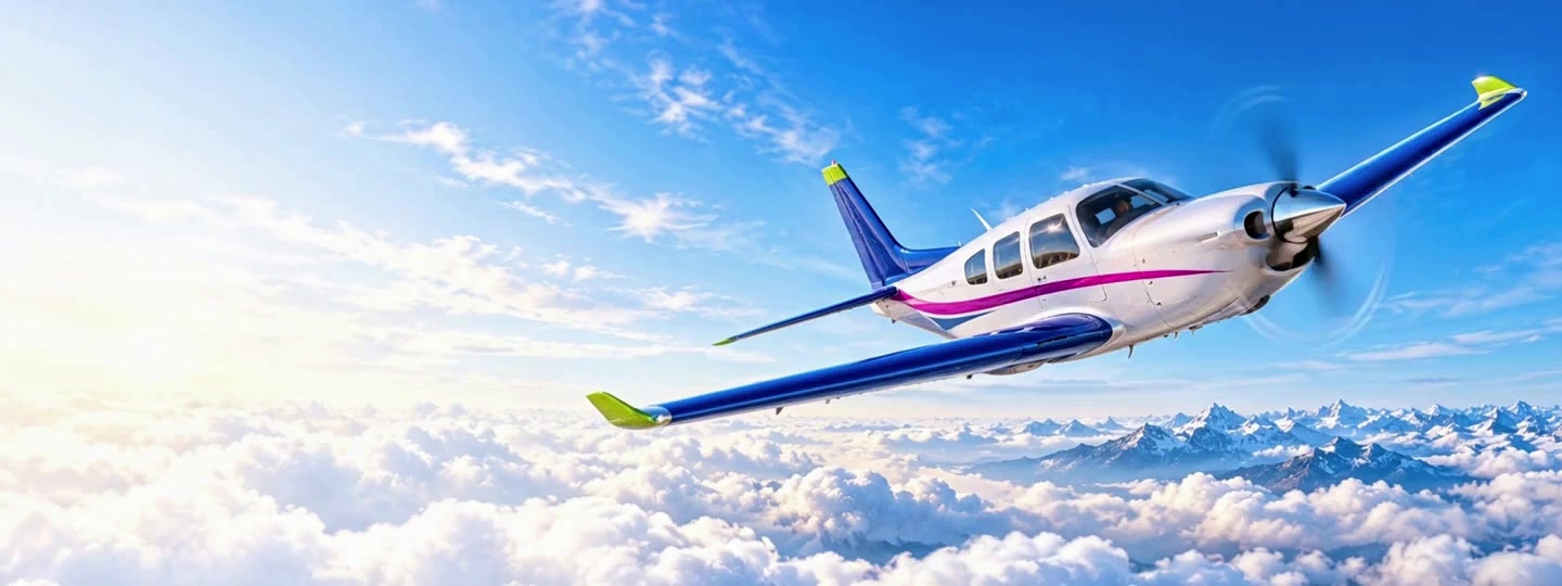 Avioneta blanca, azul y magenta de SEOSEM volando sobre las nubes