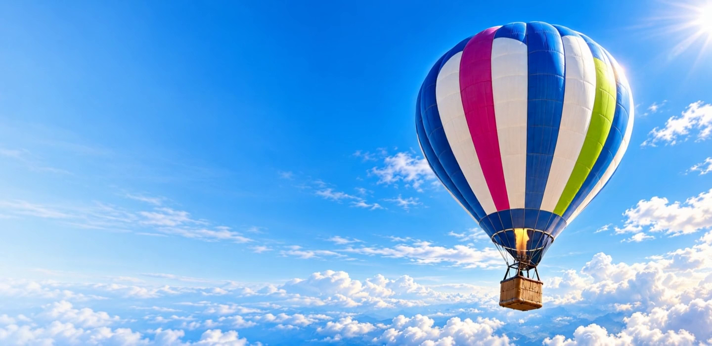 Globo de colores de SEOSEM elevándose sobre las nubes